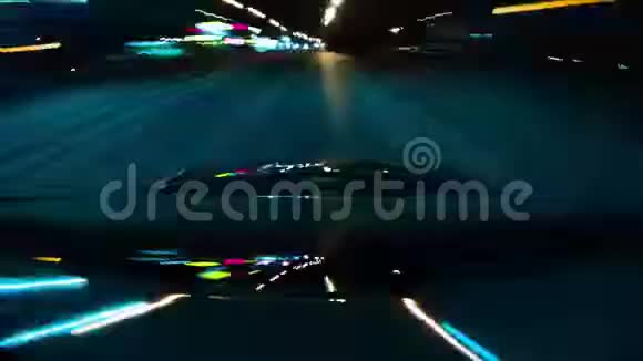 时间流逝的汽车在夜间穿过城市的霓虹灯隧道长期暴露视频的预览图