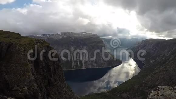 挪威峡湾鸟瞰图与太阳和云层的时间推移视频的预览图