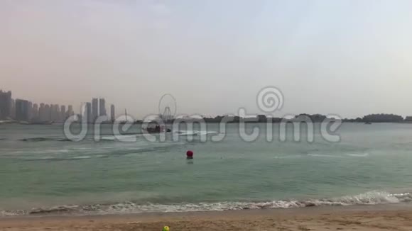 迪拜城市海滩和天际线迪拜码头塔和摩天大楼迪拜城市地标视频的预览图
