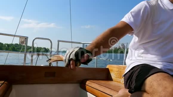 人把小船的舵柄放在船尾视频的预览图