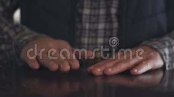 特写一个人的手掌像鼓一样扫着桌子的节奏音乐视频的预览图