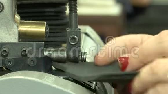 女人手把清洗过的材料放在工业机器上视频的预览图
