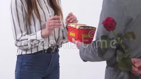 在约会时未被认出的男人和女人男人给女人礼物和红玫瑰离群索居的年轻夫妇视频的预览图