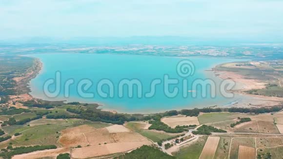 在西班牙托雷维耶亚镇附近的盐湖上空飞行的无人机视频的预览图