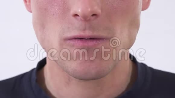 露出愤怒和满意笑容的男人的嘴唇和下巴在白色背景上射击视频的预览图