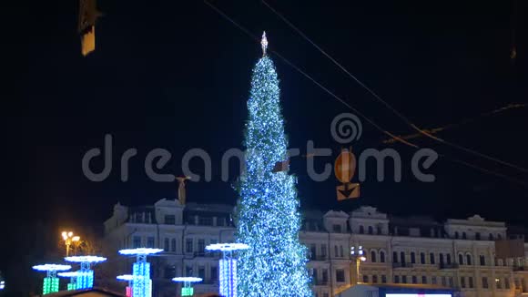 广场上的圣诞树视频的预览图