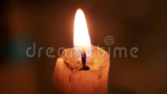 蜡烛在温暖的梦幻色调中燃烧视频的预览图