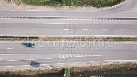 夏天汽车乘高速公路行驶视频的预览图