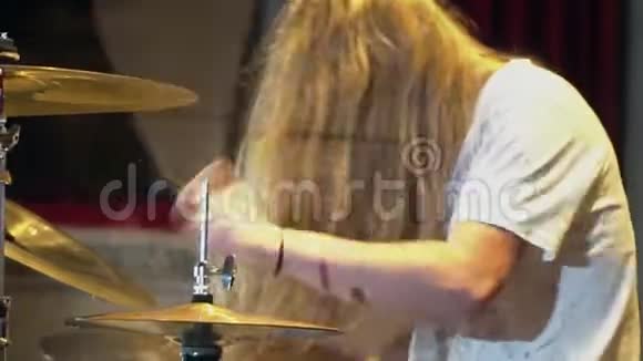 鼓手在俱乐部击鼓在摇滚音乐会上关闭鼓手演奏鼓板视频的预览图