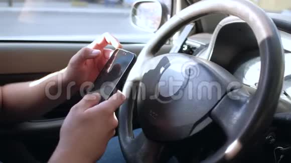 司机的手使用智能手机夏天坐在车里视频的预览图