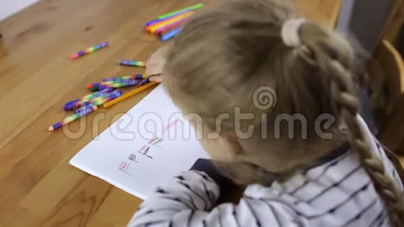 学龄前女孩画旗子视频的预览图