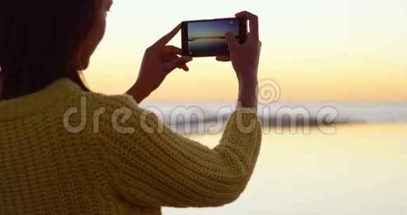 手机4k拍摄日落的美女视频的预览图