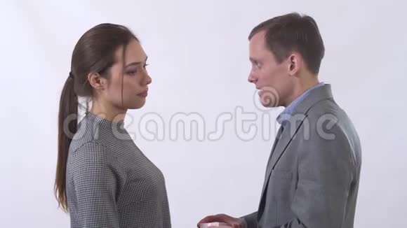 女人的肖像不接受求婚而是由一个白人孤立的男人向她求婚视频的预览图