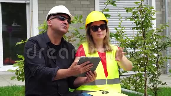 使用移动设备工作的男女土木工程师视频的预览图