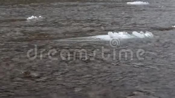 冬季冰冻河流的美丽空中拍摄视频的预览图