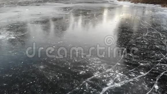 在冰冻的湖面上飞行无人机视频的预览图