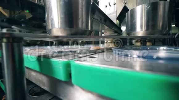 工业机构正在将面包屑倒入容器中食品工厂设备视频的预览图