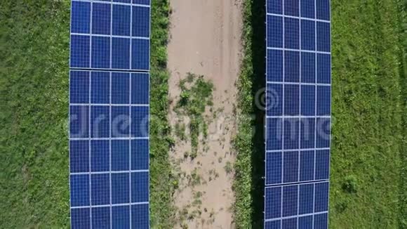 发电站太阳能电池板的俯视图视频的预览图