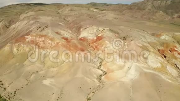 空中的一片世界风光令人叹为观止的岩石形成沙漠与红色岩石好像是火星视频的预览图