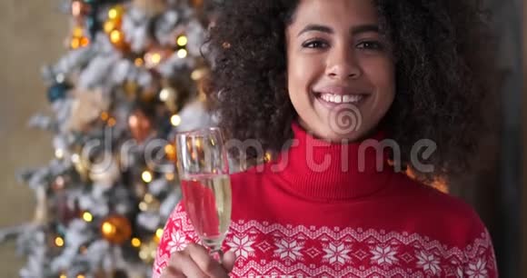 非洲裔美国妇女在圣诞节喝香槟视频的预览图