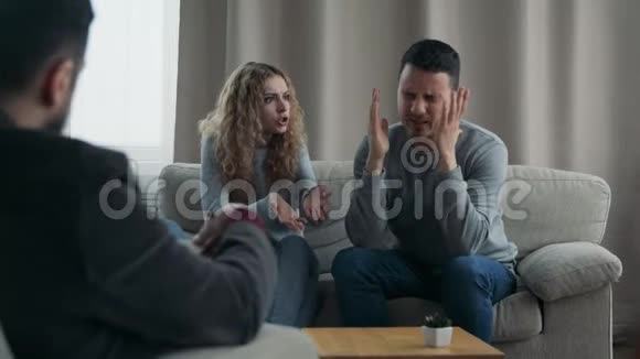 不幸福的夫妻解决关系问题拜访家庭顾问视频的预览图