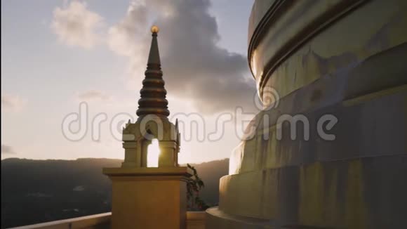 日落时分的神庙太阳穿过一个美丽的结构视频的预览图