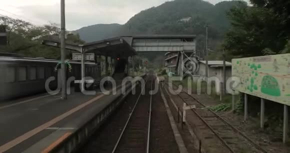 从日本小镇乘火车视频的预览图