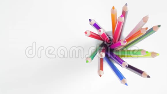 俯视图彩色铅笔在玻璃旋转白色背景右视频的预览图