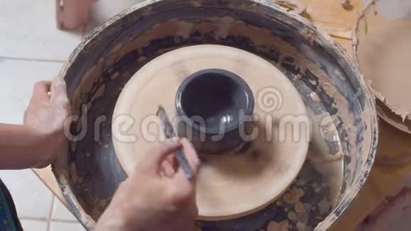 陶轮上的陶罐着色视频的预览图