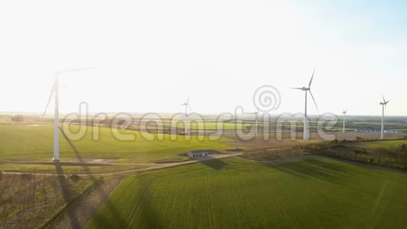 黄昏时风力涡轮机和能源农场视频的预览图