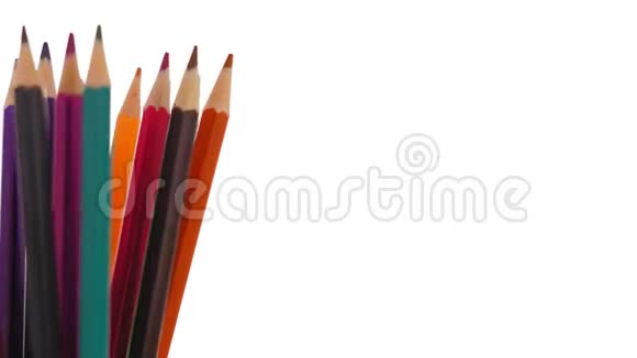 大特写彩色铅笔在白色背景上向左旋转视频的预览图