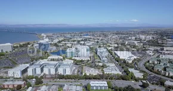 硅谷郊区住宅中寄养城市泻湖的鸟瞰图视频的预览图