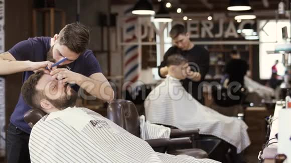 专业理发师在理发店工作视频的预览图