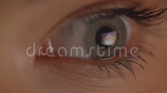 眼睛向右看的特写镜头集中在红色和黄色的光线中视频的预览图