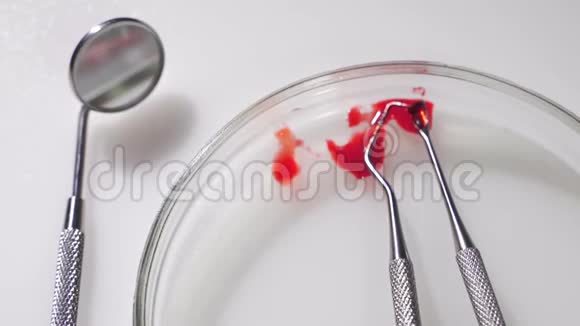 一套用于牙齿护理的金属医疗设备工具视频的预览图