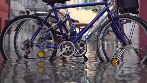 被洪水淹没的城市街道上的自行车视频的预览图