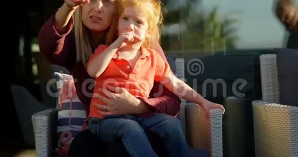 母亲用手指着儿子在阳台4k视频的预览图