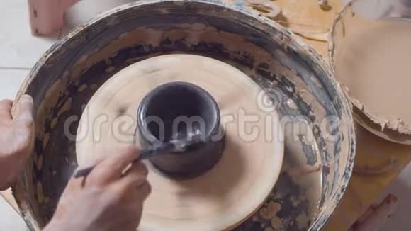 陶轮上的陶罐着色视频的预览图