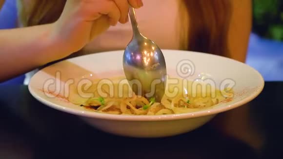 年轻女子在豪华餐厅吃奶油汤视频的预览图