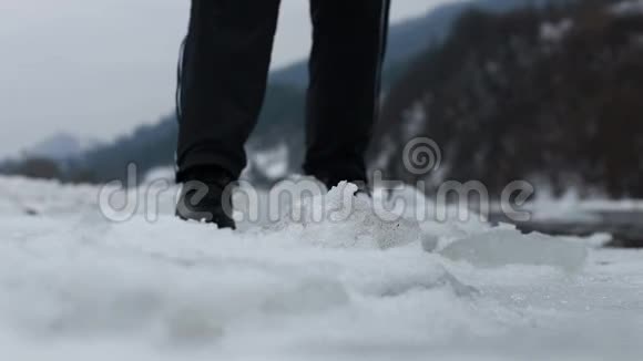 人们的腿在雪地上行走雪天留下脚印视频的预览图