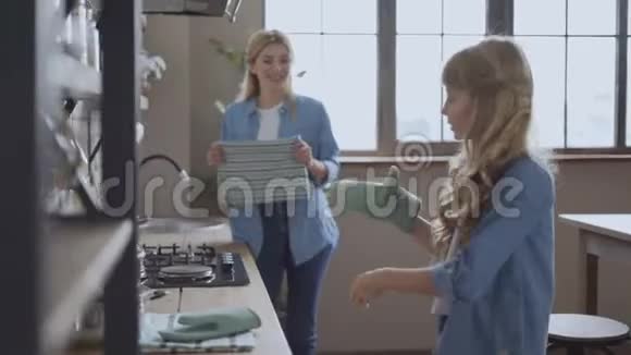 小女孩帮妈妈在厨房里烤饼干女孩用厨房从烤箱里拿出巧克力饼干视频的预览图