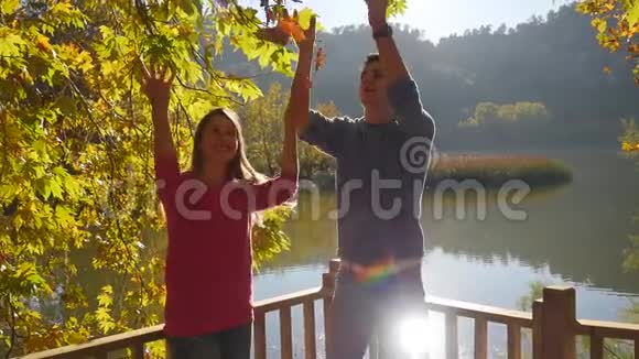 快乐的年轻夫妇抛出叶子视频的预览图
