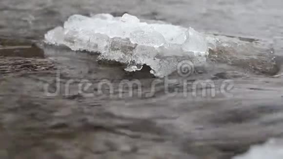 冬季冰冻河流的美丽空中拍摄视频的预览图