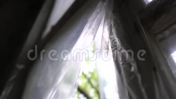 泥泞破碎的窗户塑料条纹在夏天缓慢移动在斯洛文尼亚视频的预览图