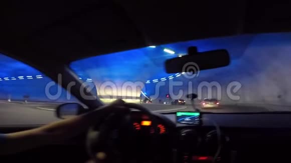 在挪威的环形交叉路口从汽车穿过隧道录制视频视频的预览图