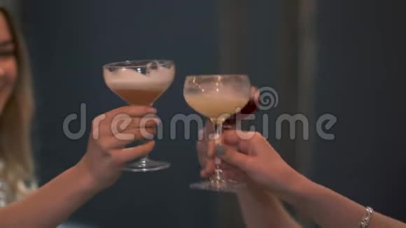 三个女人的手紧凑着鸡尾酒的叮当眼镜女孩们一起庆祝女士们一起玩得开心视频的预览图