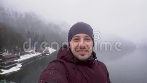 冬天在阿布哈兹的里萨湖出现了一个人视频的预览图