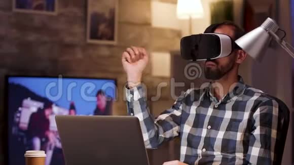 家中办公室里戴虚拟现实护目镜的胡子商人视频的预览图