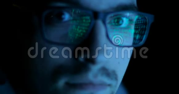 程序员黑客眼镜中的数据代码反射男人在看摄像机视频的预览图