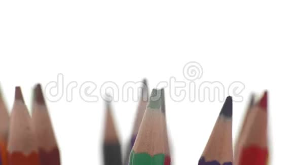 极端的彩色特写铅笔组合在一起在白色背景下旋转视频的预览图